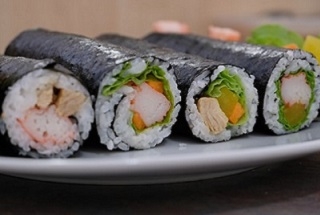 Sushi tekercsek tányéron